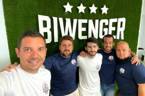 Javier Marín, primero por la izquierda, junto al equipo de Biwenger.